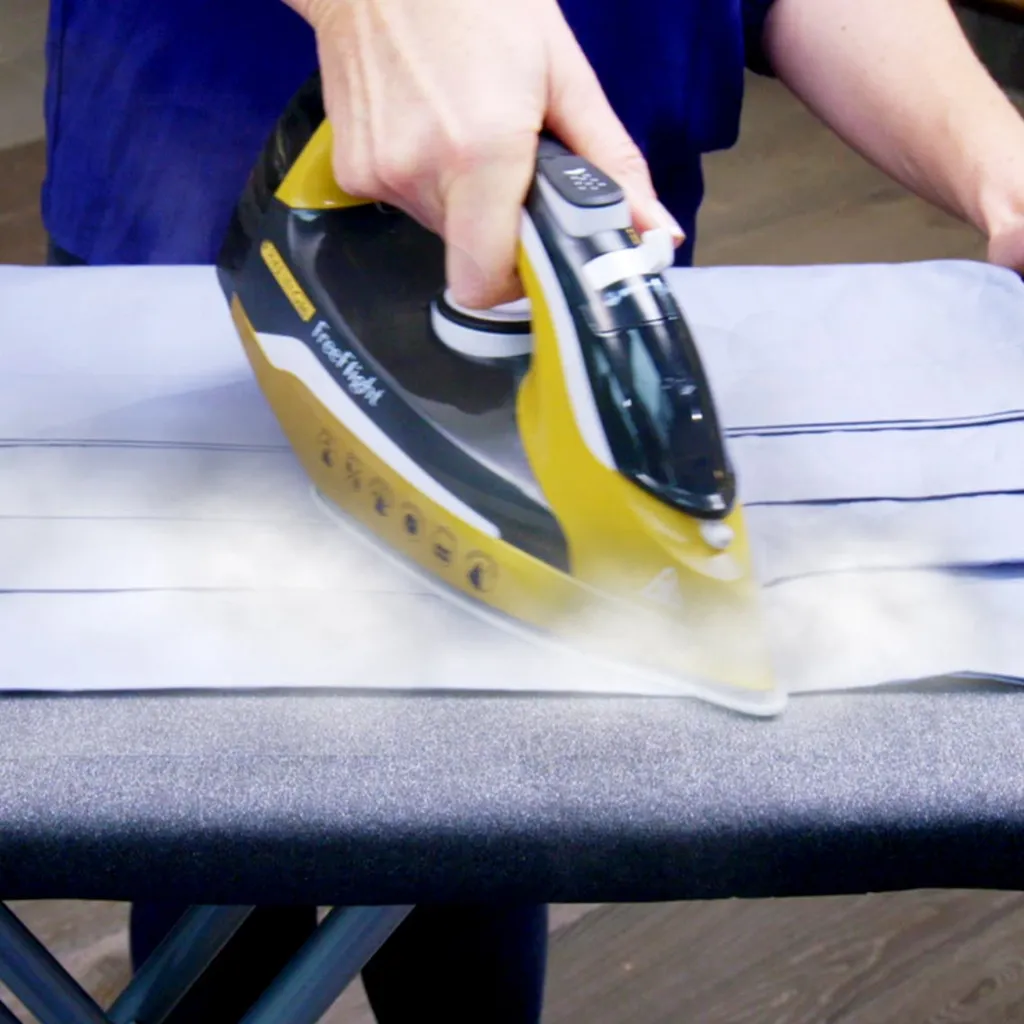 MediaShop Phoenix Free Flight Premium-Bügeleisen – Dampfbügeleisen Mit Station Kabellos – Antikalk-Selbstreinigungsfunktion - Abschaltfunktion - Auffrischen Von Kleidung - 370ml Wassertank – 2400 Watt – Bild 3