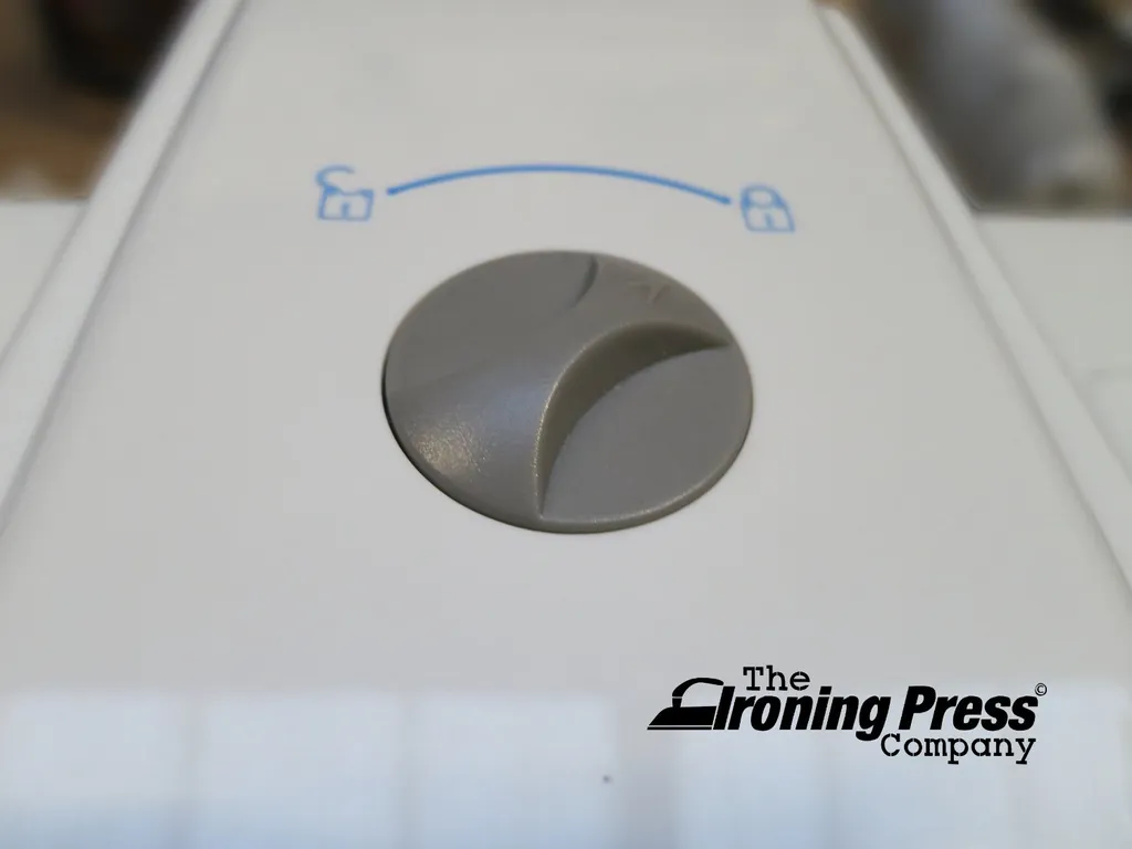 Dampfbügelpresse Professionelle Mit 38 Dampfdüsen (Leistungsstarke Dampfstrahlen) & Höhenverstellbaren Ständer Von Speedypress - Kompakt Größe - 55cm Y 22cm; 1.350watt (+ Ersatzabdeckung & Schaumstoff-Unterfilz UVP 45,00 € + Weiteres Zubehör GRATIS) – Bild 12