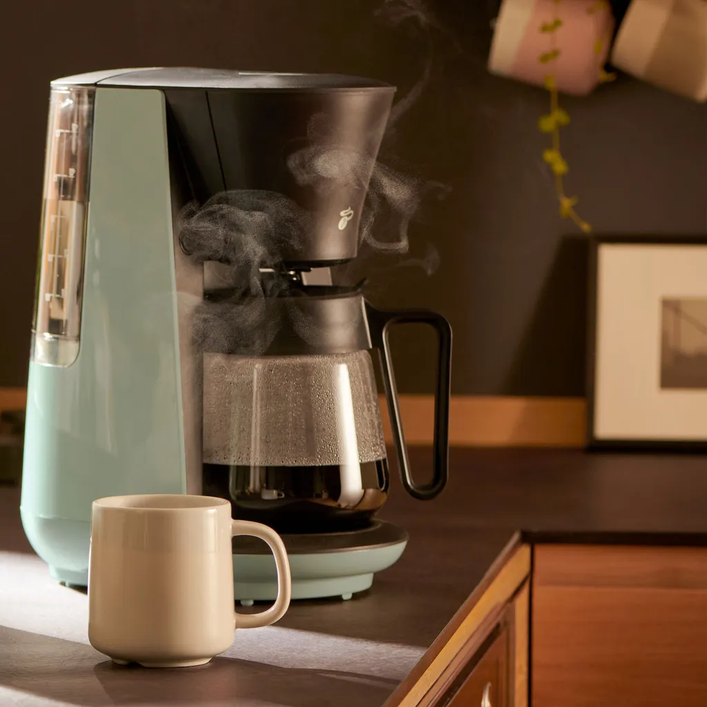 Tchibo Filterkaffeemaschine „Let’s Brew“, Für Bis Zu 10 Tassen Filterkaffee, 1,2L Aroma-Glaskaraffe, Edelstahl-Warmhalteplatte, Tropf-Stopp, Abschaltautomatik, Hellgrün – Bild 6