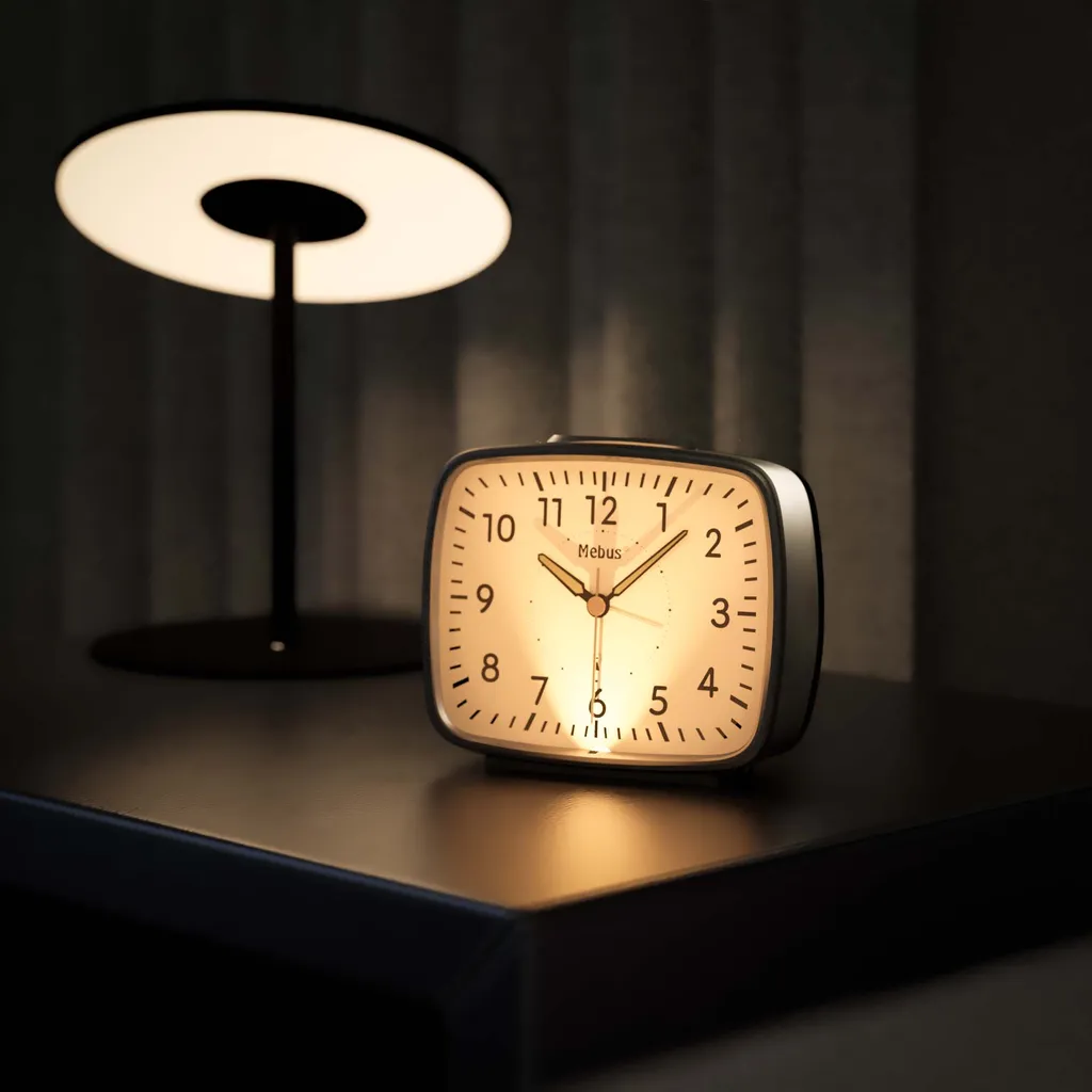 Mebus Funk-Wecker Im Retro-Design / Wecker Stellt Sich Automatisch Auf Sommer Und Winter-Zeit Ein, Designklassiker / Farbe: Silbergrau / Modell: 25362 – Bild 6