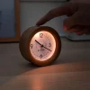 Navaris Analog Holz Wecker Mit Snooze - Retro Uhr Rund Mit Design Ziffernblatt Alarm Licht - Leise Tischuhr Ohne Ticken - Naturholz In Dunkelbraun