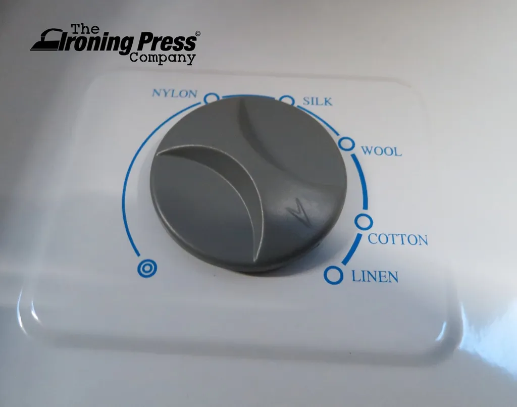 Dampfbügelpresse Professionelle Mit 38 Dampfdüsen (Leistungsstarke Dampfstrahlen) & Höhenverstellbaren Ständer Von Speedypress - Kompakt Größe - 55cm Y 22cm; 1.350watt (+ Ersatzabdeckung & Schaumstoff-Unterfilz UVP 45,00 € + Weiteres Zubehör GRATIS) – Bild 9