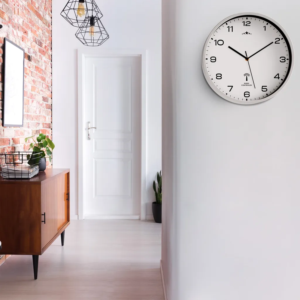 Monzana Wanduhr Funk Automatische Zeitumstellung Geräuscharm Quarzuhrwerk Analog 31cm Indoor Funkuhr Uhr Modern Weiß Silber – Bild 2