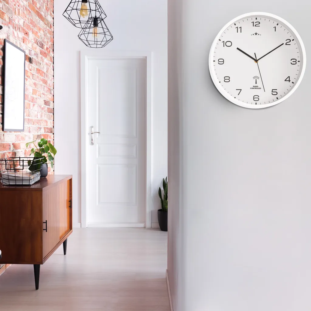 Deuba Monzana Wanduhr Funk Automatische Zeitumstellung Geräuscharm Quarzuhrwerk Analog 31 Cm Indoor Funkuhr Uhr Modern Weiß – Bild 2